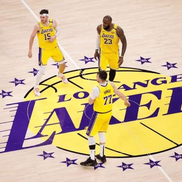 湖人主场输给凯尔特人暴露了湖人的问题：
   一、湖人的五小阵容，当碰上对面更强