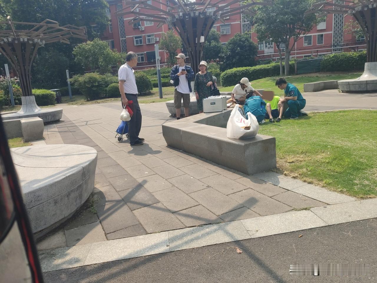 烈日下郑州街头暖心的一幕:老先生晕倒之后！
今天虽已进入立秋节气，但酷热依然难耐