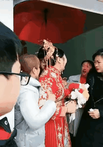 33岁的女子，收了人家22万的彩礼。
出嫁那天，婚纱都穿上了，她忽然大哭着死硬不