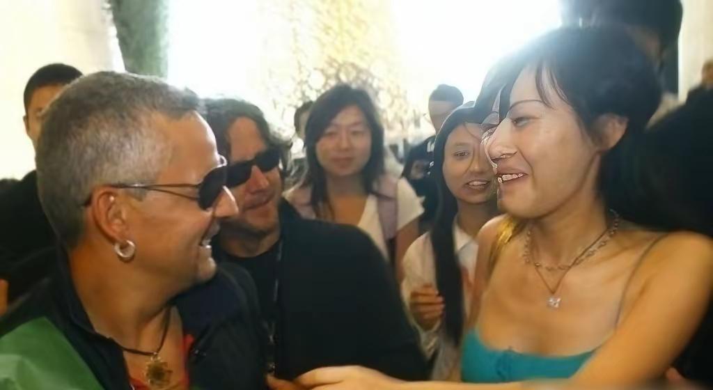 18岁主动拥抱巴乔，31岁差距征服王石。
1999年，中国行。18岁的田朴珺挤过