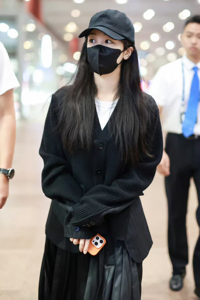 #杨紫allblack机场路透##杨紫酷飒全黑造型# 杨紫素颜出发巴黎时装周，是