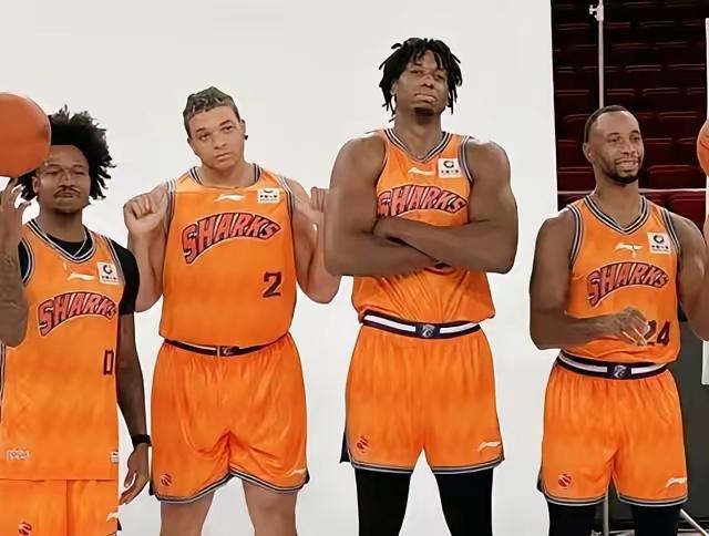 本赛季CBA冠军争夺中，浙江方兴渡与上海久事是两大热门。浙江方兴渡是卫冕冠军，以