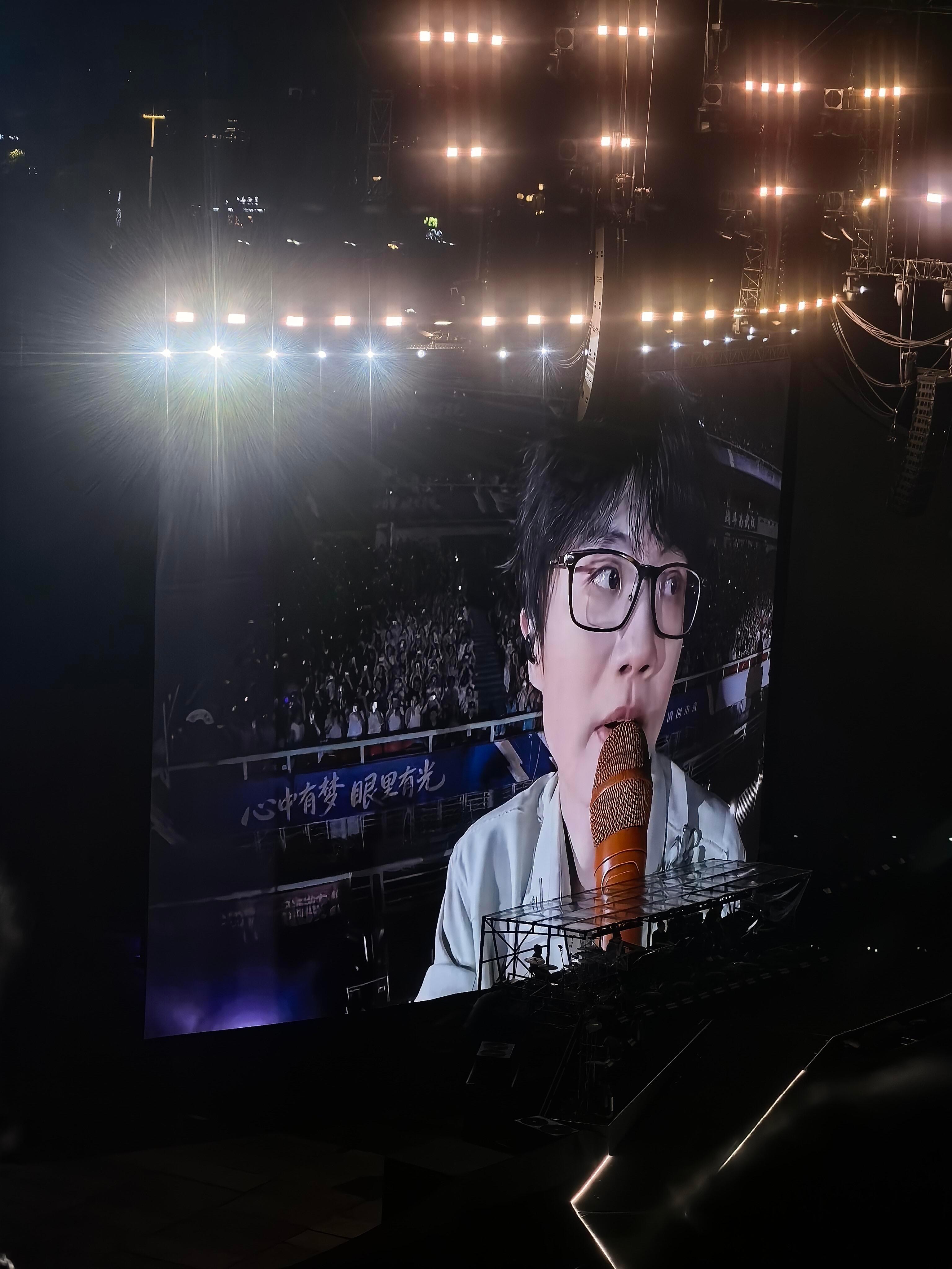 就这个许嵩萌被演唱会大屏里的许嵩萌到心化！近距离蚊子视角神态也软乎乎，褪去舞台上