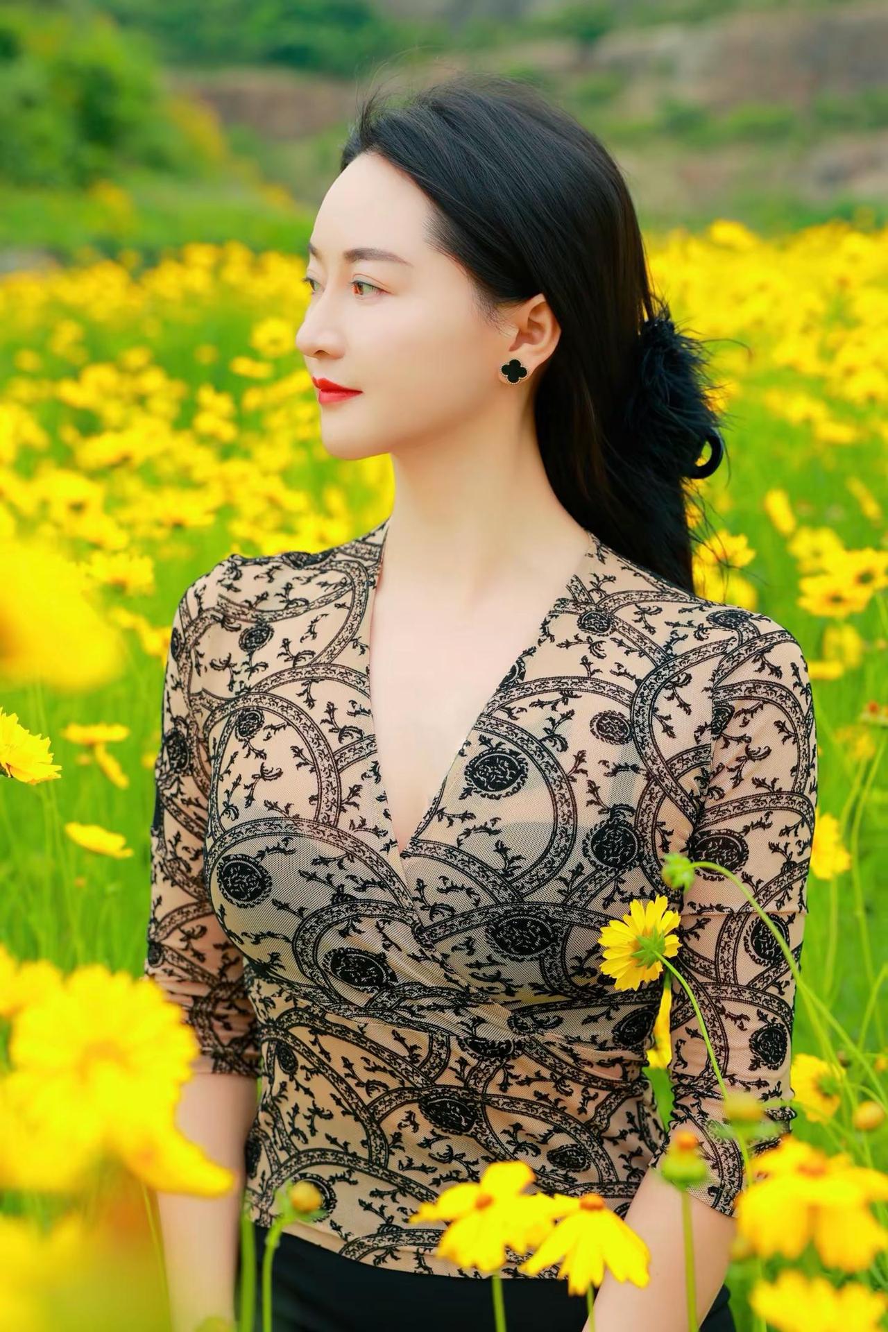 我于花间揽温柔，我采一瓣，风送一瓣，我不与繁花争艳，因为花亦懂我清欢。花开富贵好