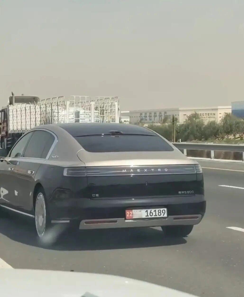 路人实拍：尊界S800在中东迪拜一辆尊界S800破晓金黑现身迪拜，黑金双拼的车身
