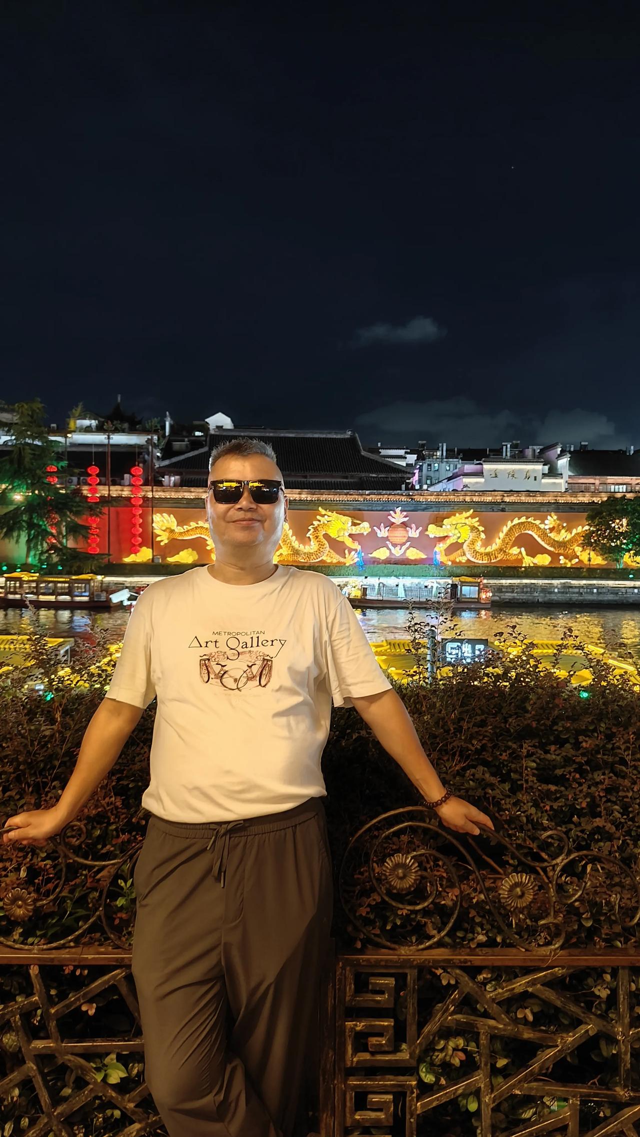 梦忆秦淮八艳
 李家宁(福建)
秦淮河水，静静流淌
历史的画卷，在夜色中悄然展开