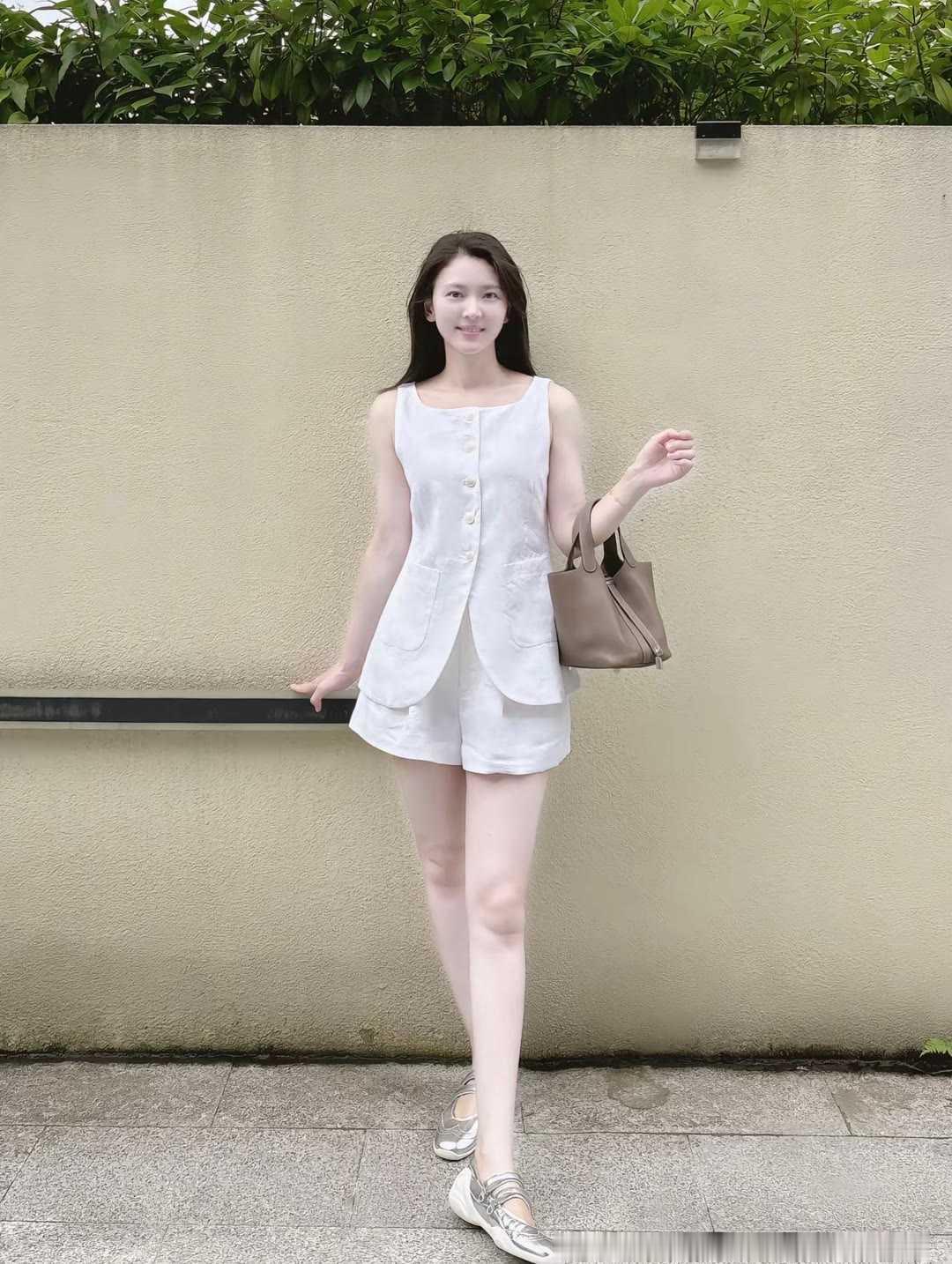 清爽白麻套装，承包整个夏天的松弛感。夏日偏爱干净简约的穿搭，这套亚麻白马甲短裤套