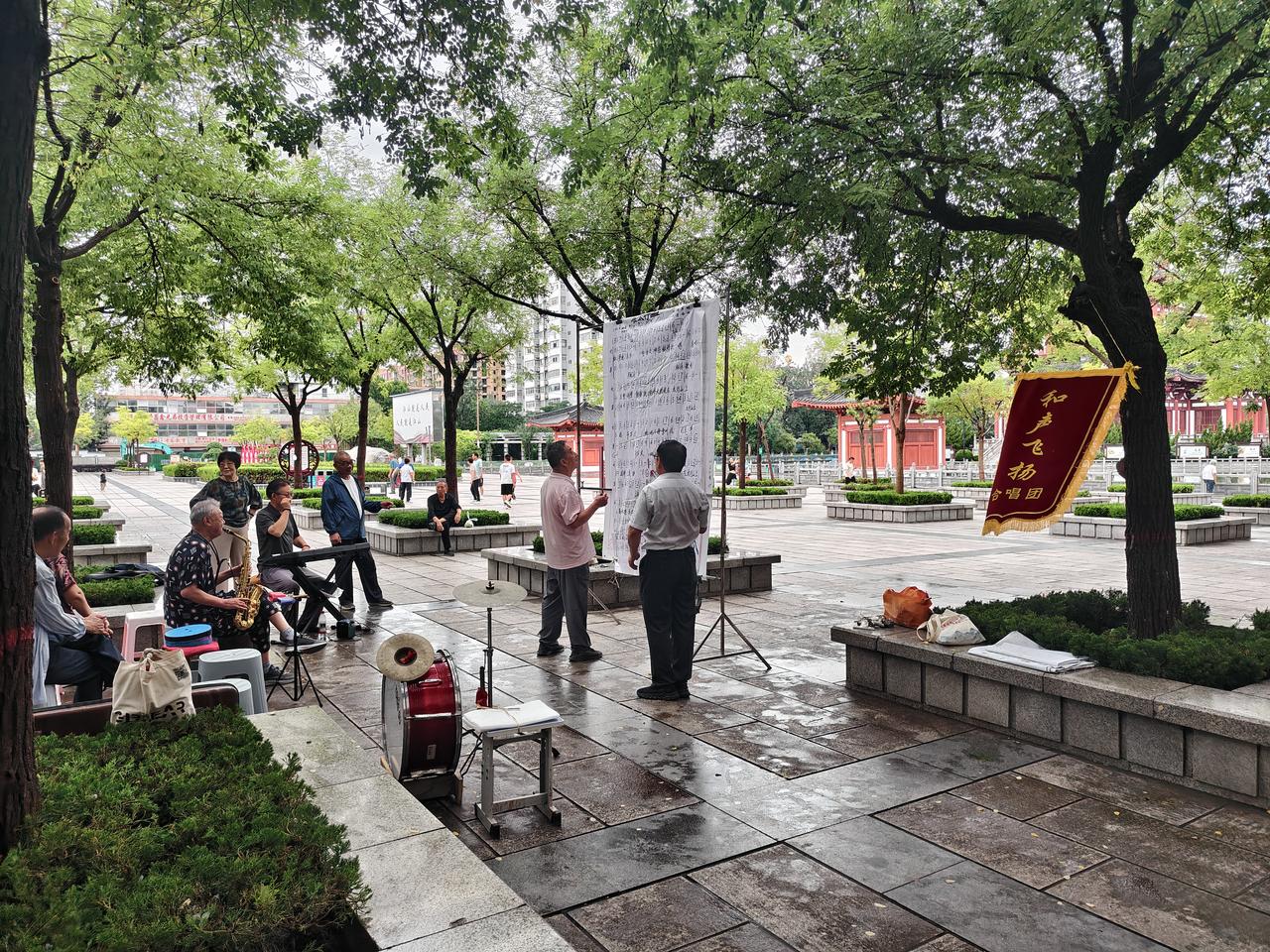 今早，我在运城西花园，看到一支和声飞扬合唱团，他们大多数都是退休人员，为了共同的