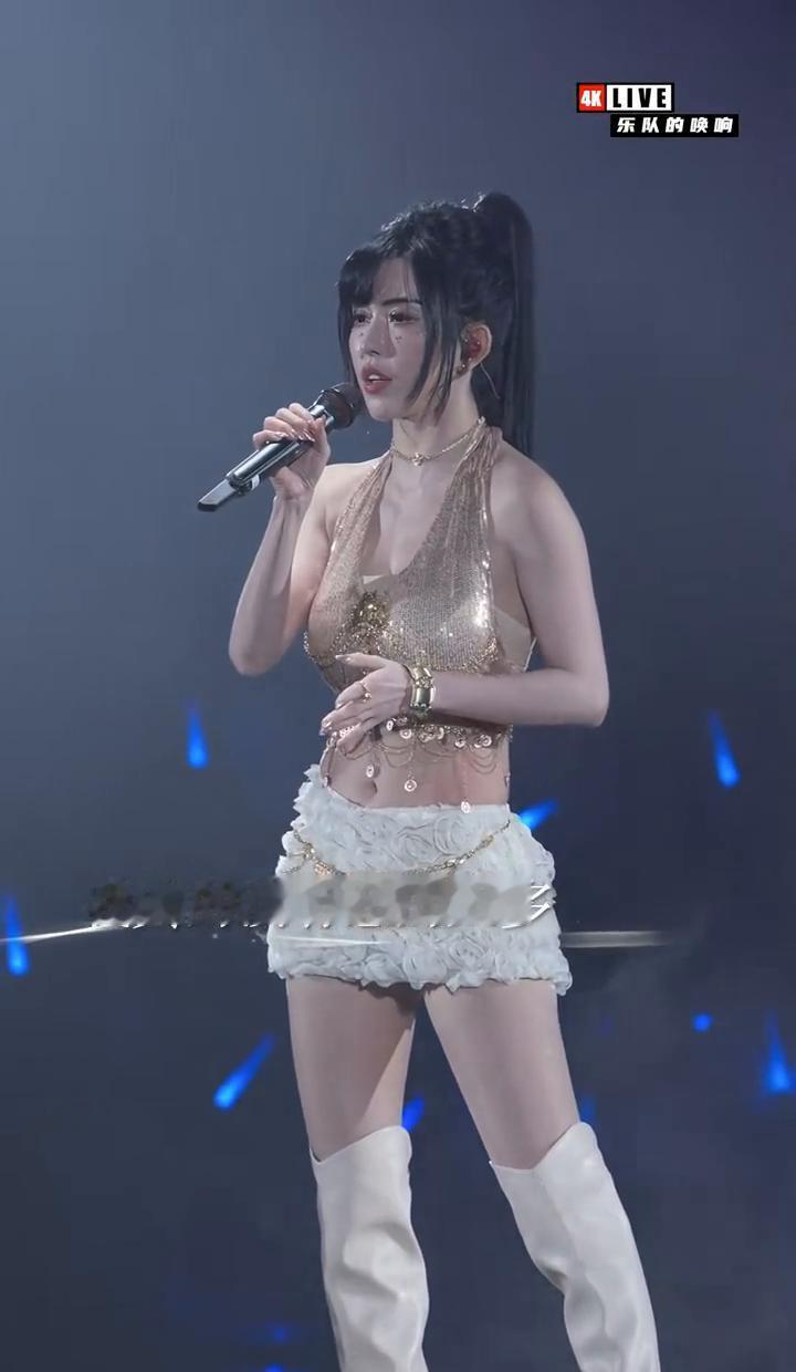 深夜排练室。
烟头摁灭在可乐罐里。
主唱突然问：“如果咱们十年前那场演出，吉他没