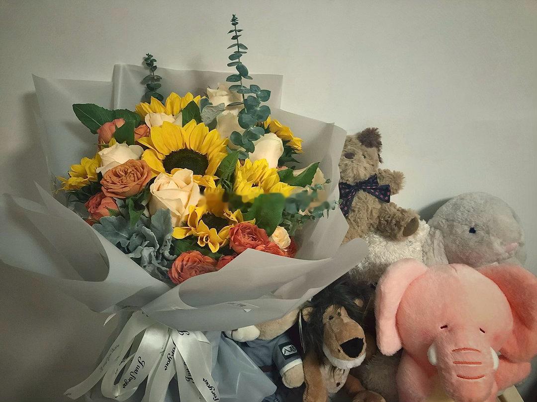 矫情女是真病了浑身不舒服，出差男订了花。送花小哥走错了单元，一番周折我才收到花。