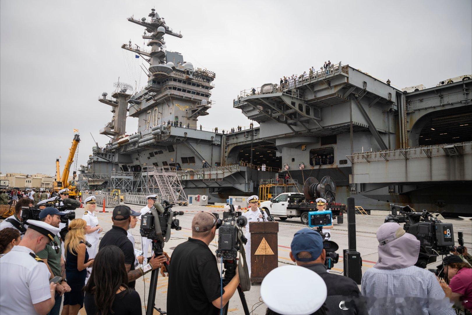2025年8月14日，USS Carl Vinson (CVN 70) 抵达Na