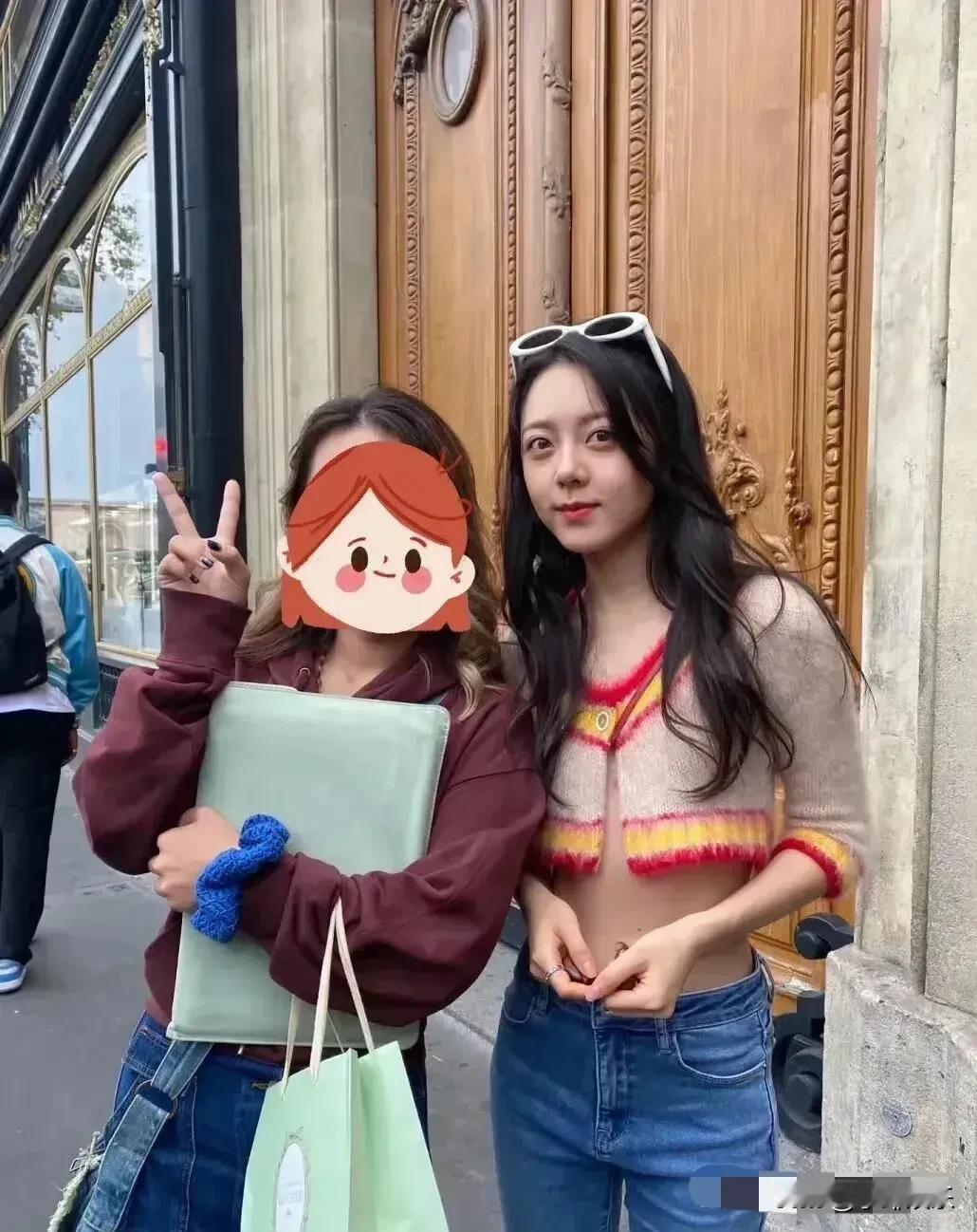 赵今麦生活中瘦得好可爱，大秀马甲线。她五官精致漂亮，气质甜美灵动，青春气息扑面而