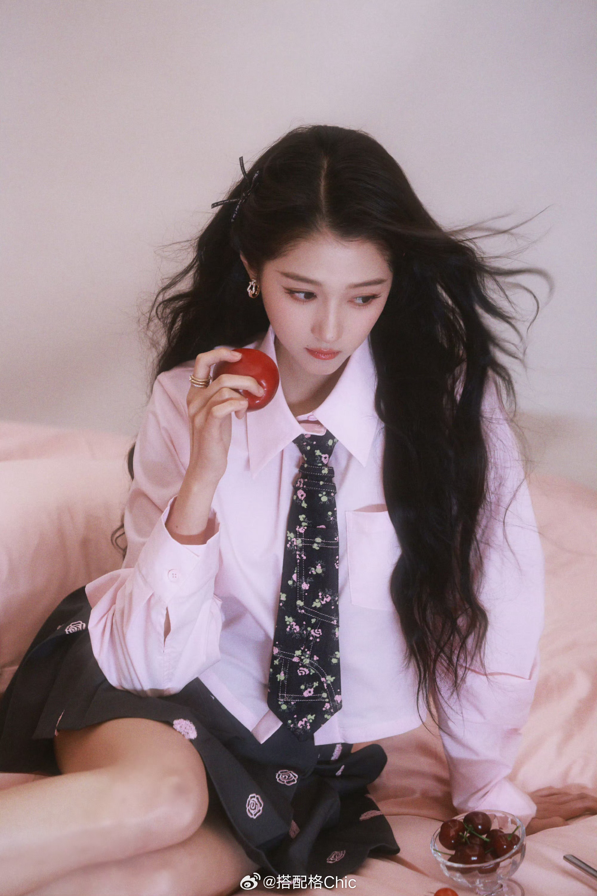 关晓彤粉色系穿搭，少女感满满的学院风