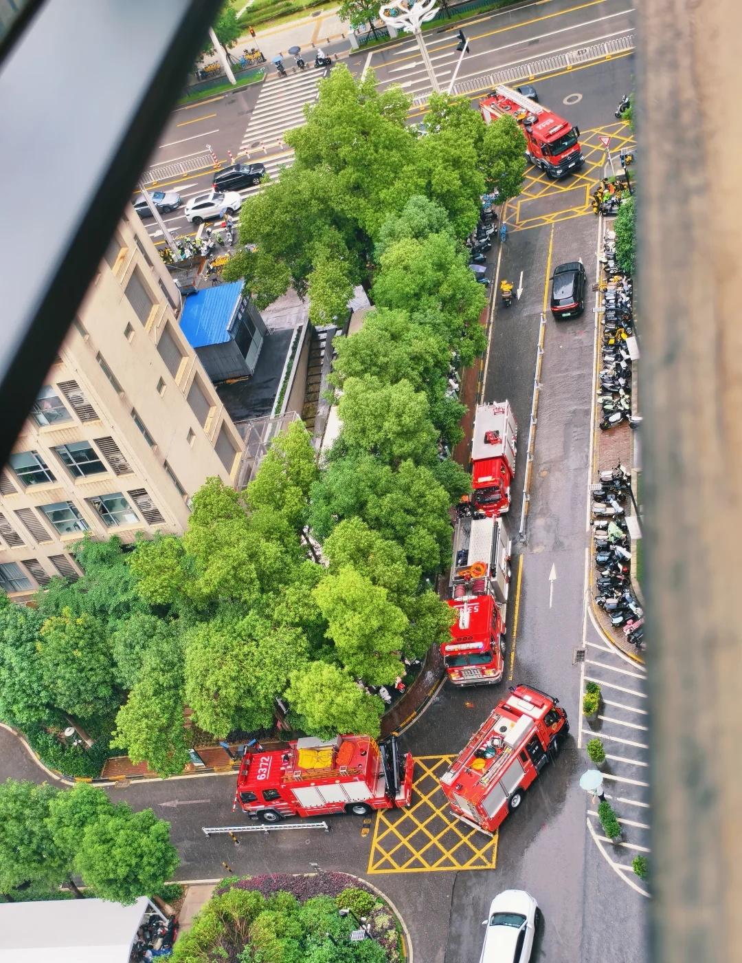 光谷软件园干嘛了呀，大清早来了一堆消防车🚒，有谁知道吗？消防 大家注意安全 武