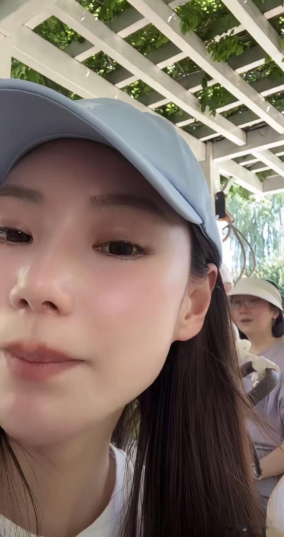 小梅真的是太优秀了，那么热的天，还带娃到出去玩，厉害了。空调房很好，不热，她对生