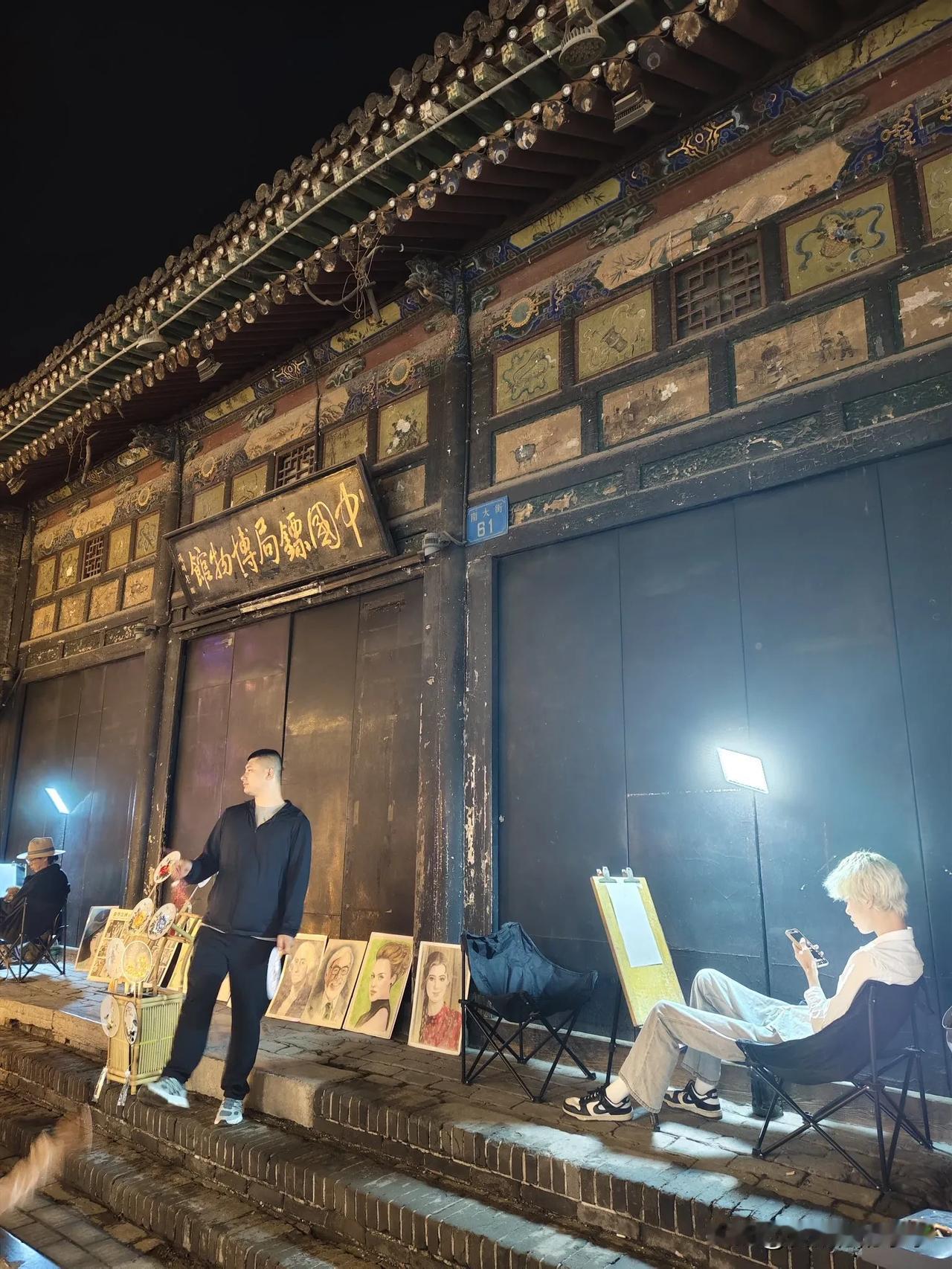此情此景你想说点儿什么？
  “画家”是在山西平遥古城游玩儿时抢拍下来的，“一人
