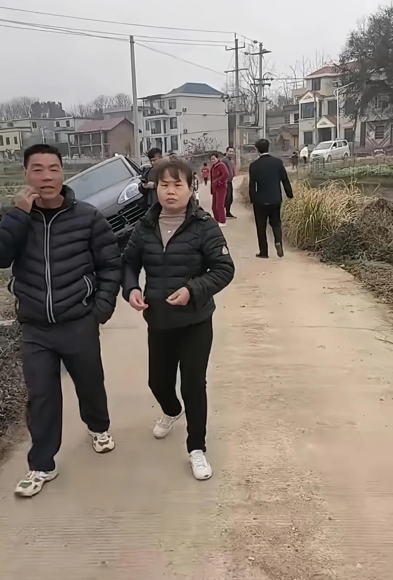 这下好了，全村都知道你买车了。
只不过这路人看到这情况，就像没事的人一样。#2月