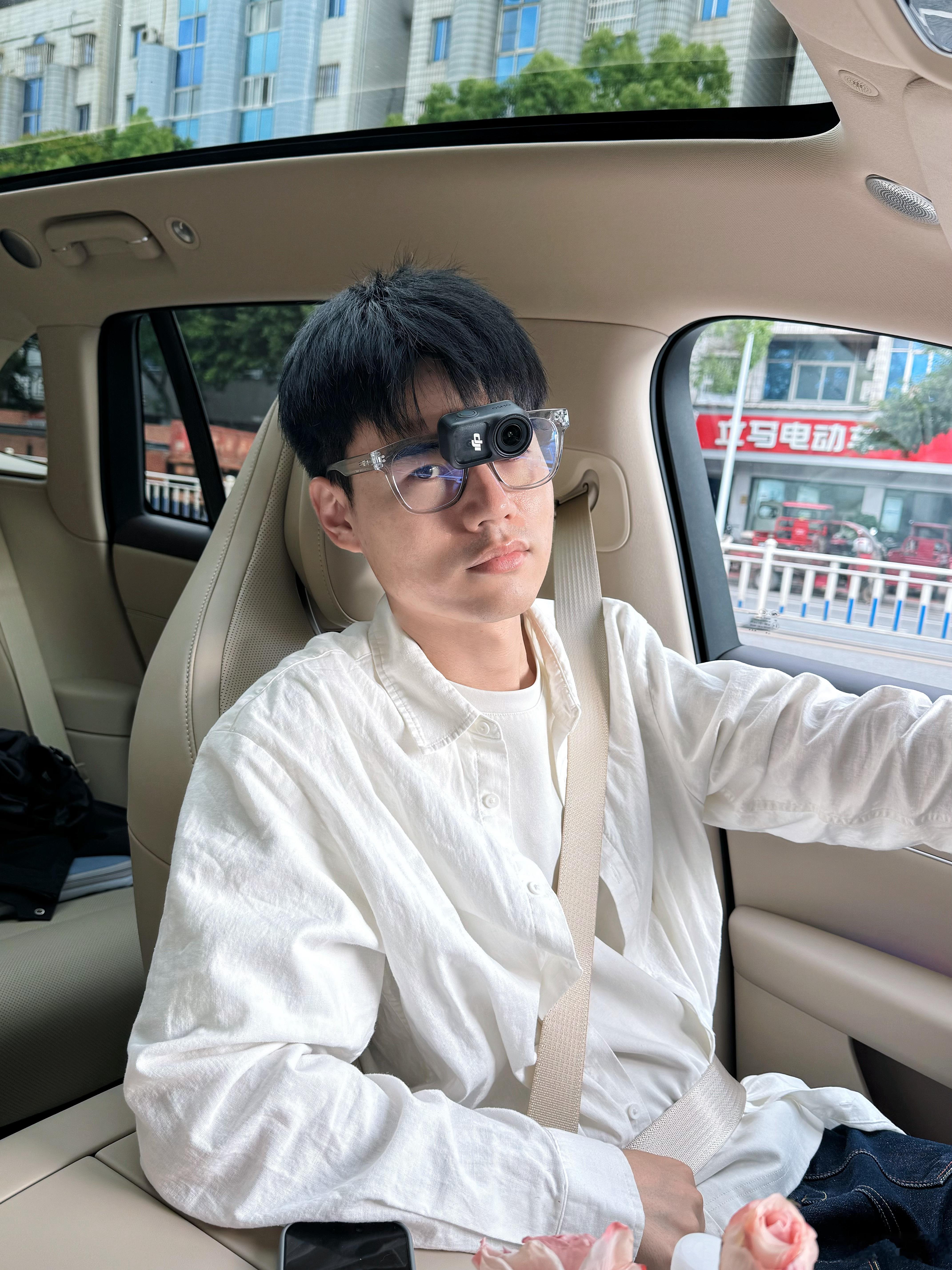 头上长摄像头的男人。 