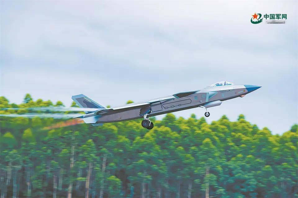 空军航空兵某旅歼-20战机起飞。柳文南 摄#军事[超话]# ​​​