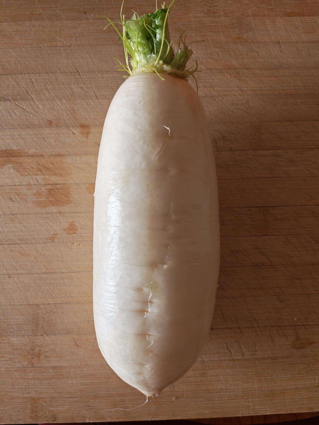 冬日萝卜汤，暖心更养生。
这个冬天，一种朴素的餐食悄然登上许多家庭的餐桌。13小