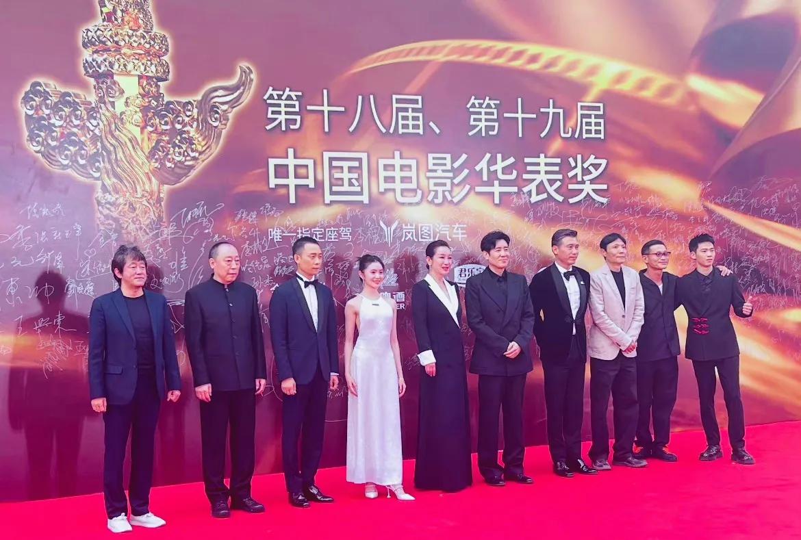 《悬崖》剧组盛装出席华表奖红毯，小花刘浩纯好精致，而李乃文都有白发了，张译和于和