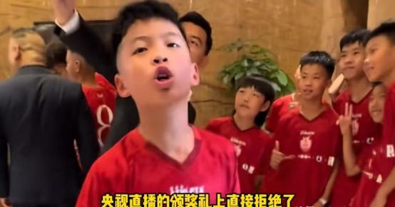 12岁的中国足球小将孟新艺，在央视直播的颁奖礼上，拒绝了主持人让他现场来个空翻的