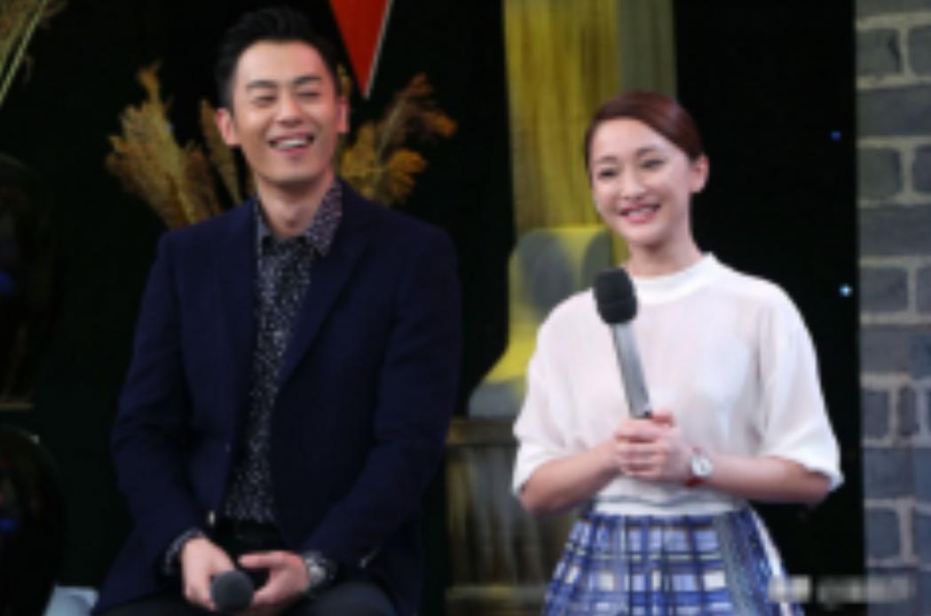 2013年拍《红高粱》时，有场戏朱亚文把周迅压倒在高粱地里。压着压着，周迅突然大