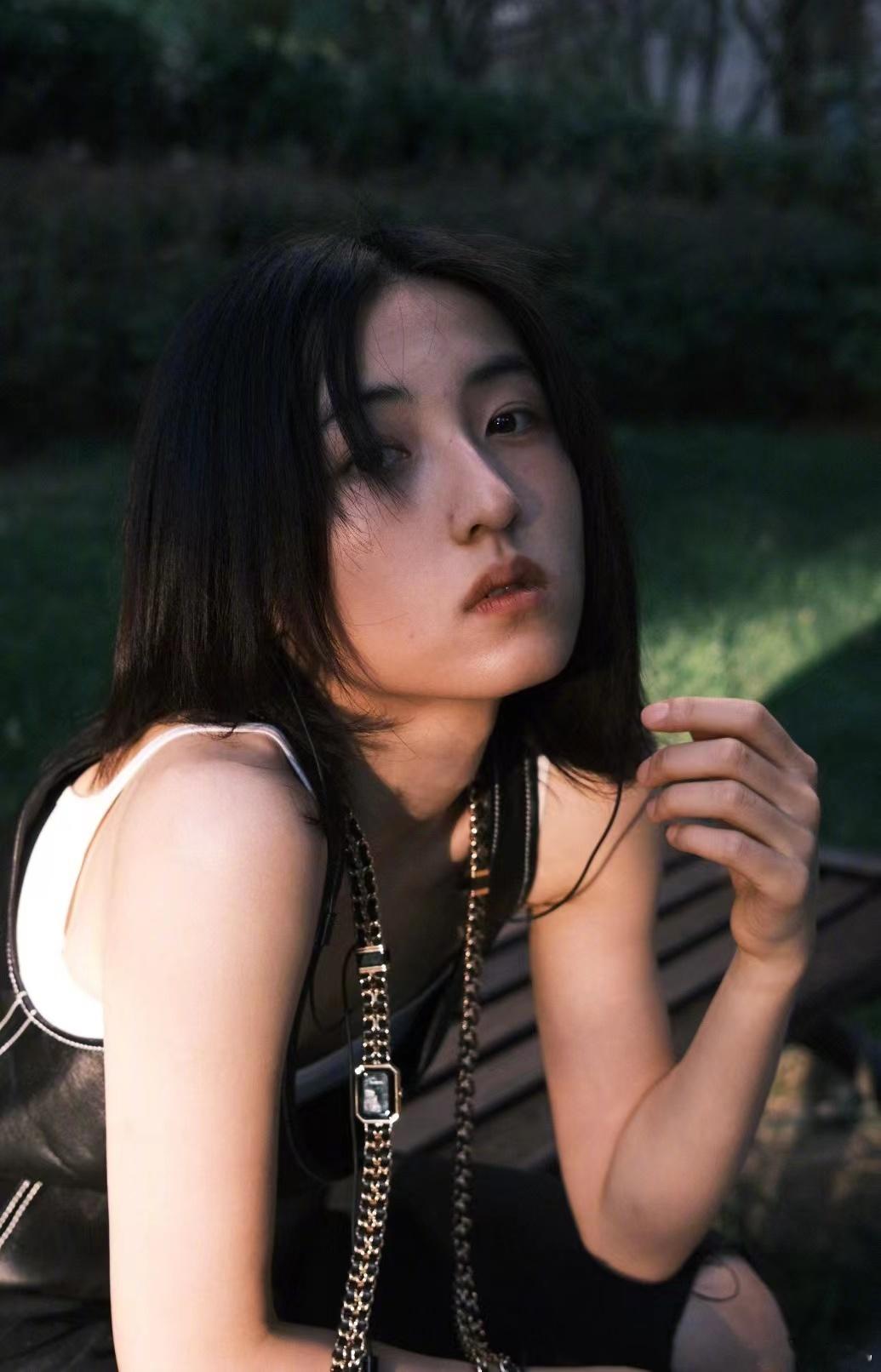 #张子枫秋日光影随拍#张子枫发博分享最新营业照，马甲造型率性利落，又美又飒的子枫
