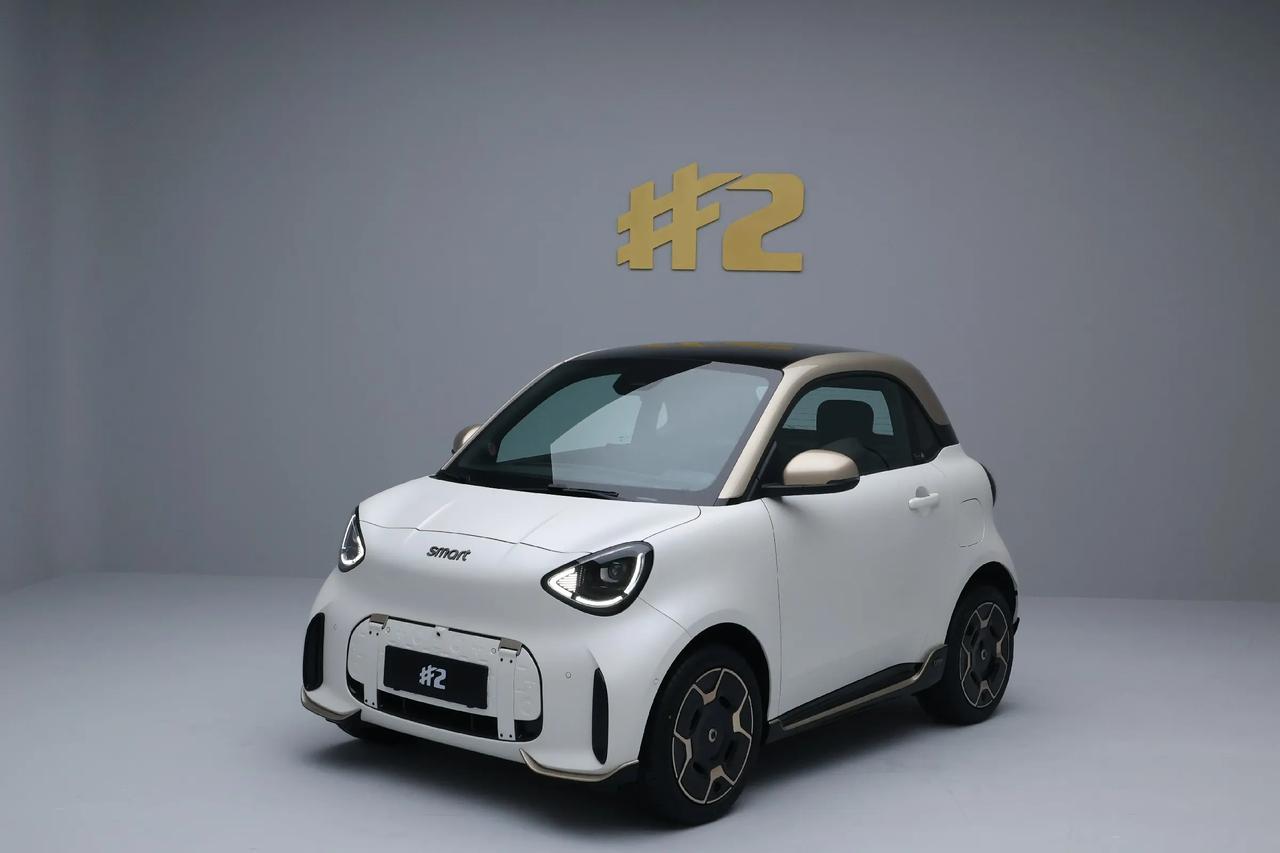 现在汽车市场不缺“大众款好车”，但缺能戳中女生小心思的“专属款”。smart精灵