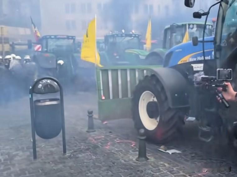 昨天，来自欧洲各地的农民机械化部队攻入欧盟总部布鲁塞尔，拖拉机冲撞防暴警察，现场