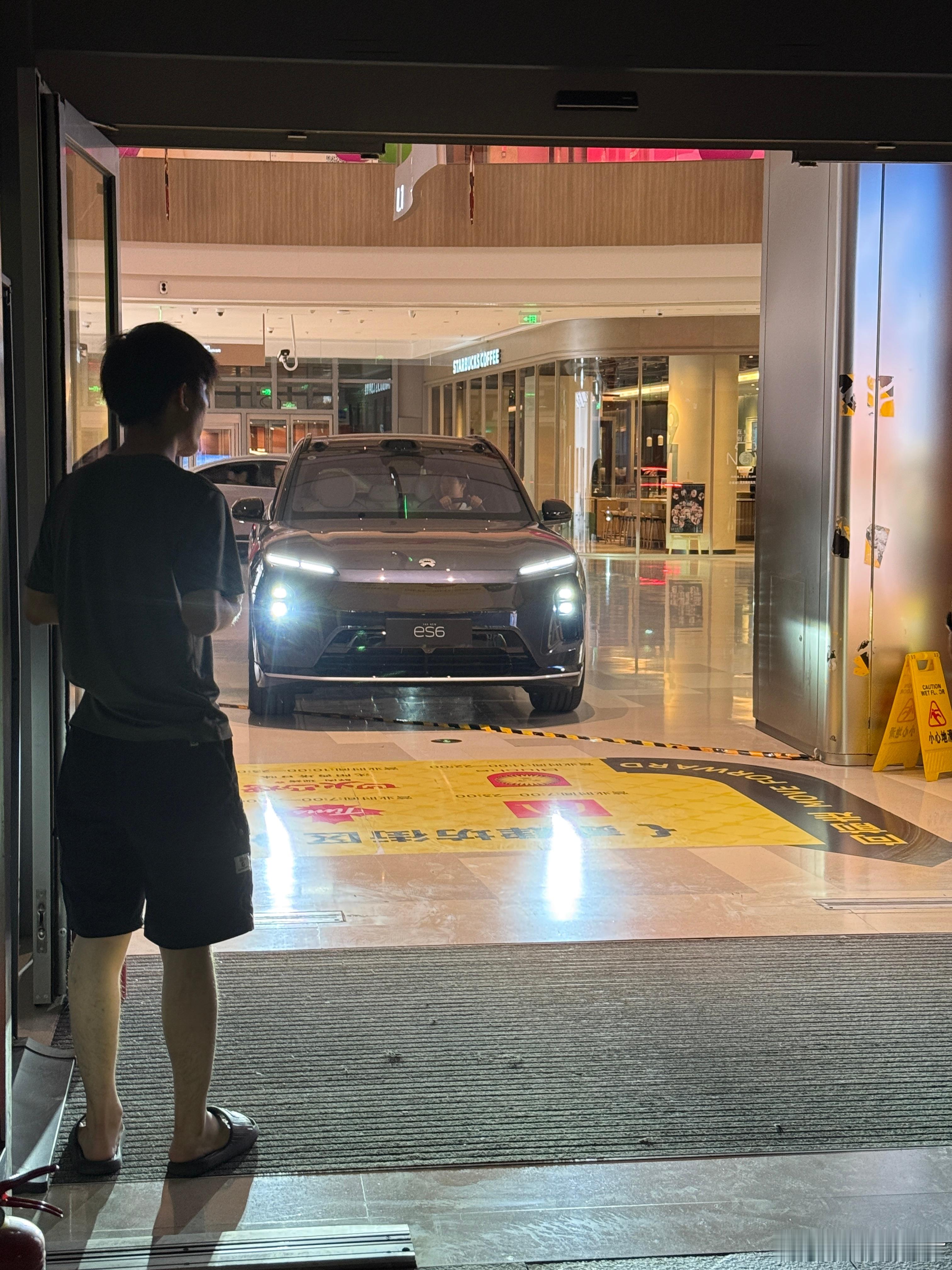之前还挺好奇商场里的展车从哪进出，原来就是把人行的门开大点[doge]  ​​​