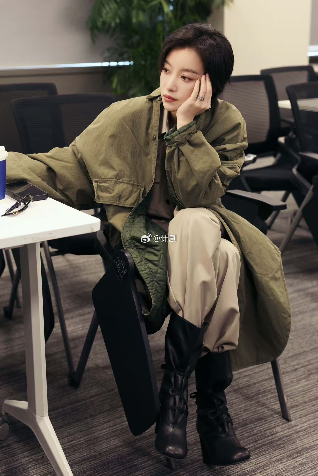 倪妮穿得好A笑得好甜 是谁在扫楼现场和倪妮牵上手了？是谁收到了任小名亲手送的礼物