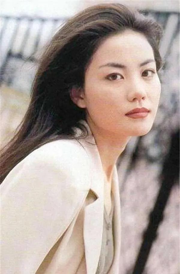 王菲现身阿那亚

        即日，王菲低调现身阿那亚虾米音乐节现场，携小女