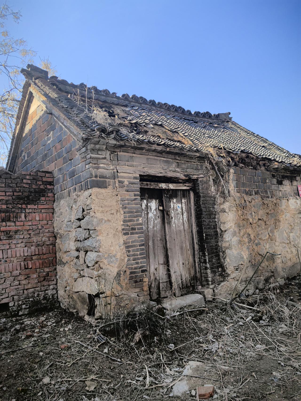 这是一个偏僻的地方，这个村房子的房顶基本都用上了彩钢瓦助修，这样才可以继续使用。