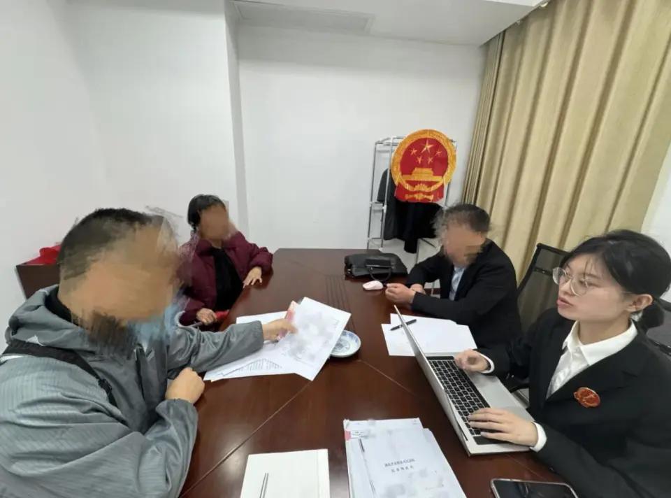湖北一老汉抚养再婚妻子的养子20年，供吃供喝供学业，还出结婚钱。结果老汉年老生病