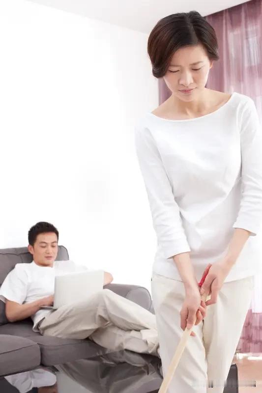 家人们，婚姻里碰到个较真的丈夫，那滋味就像踩了颗硌脚的小石子，难受得很！他一较真