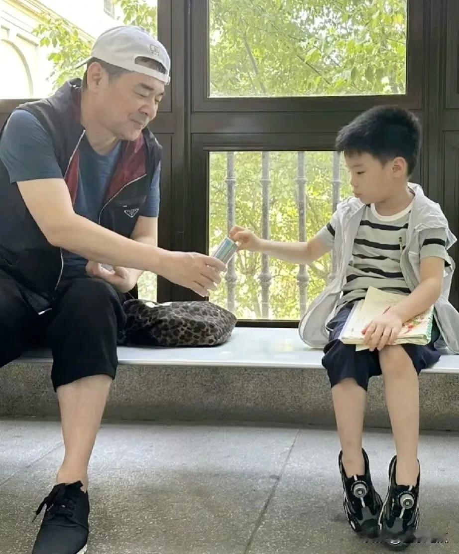 演员蒋勤勤晒出了老公与二儿子的合照，陈建斌和儿子在一起满是父爱，画面感温馨甜密，