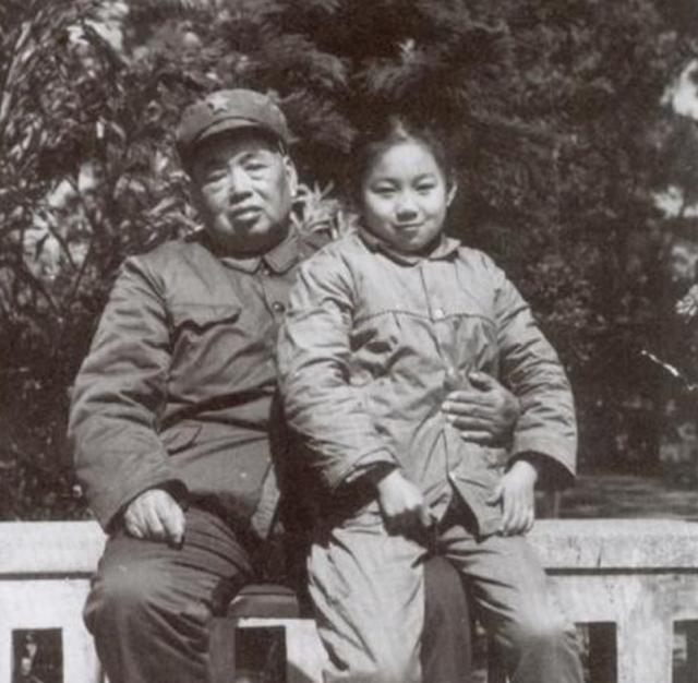 1953年，新中国初立，百废待兴。许世友任山东军区司令员，回乡探母，乡亲夹道相迎