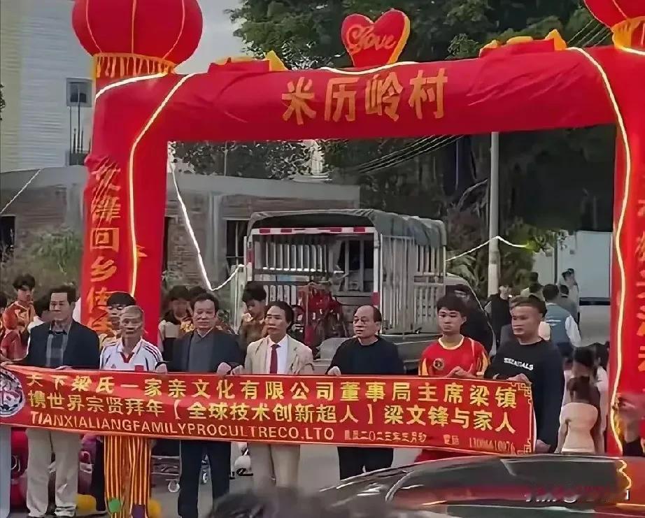 梁文锋火了，火得一塌糊涂。

梁文锋应该火，因为他能让美国振动，让世界震撼和佩赞