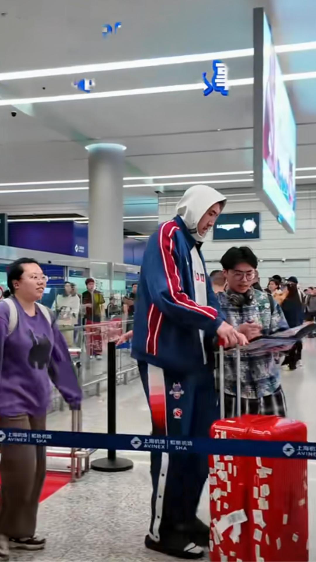 据央视网消息，昨天中午山东高速男篮从济南出发，乘坐飞机抵达上海，随后乘坐上海久事