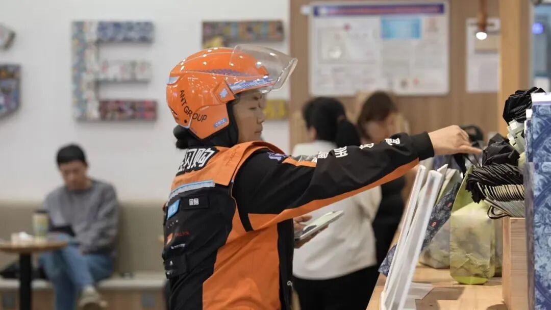 真没想到，50岁的杭州外卖大姐梅厚菊，凌晨路过河边，硬是靠几句掏心窝子的话，把想