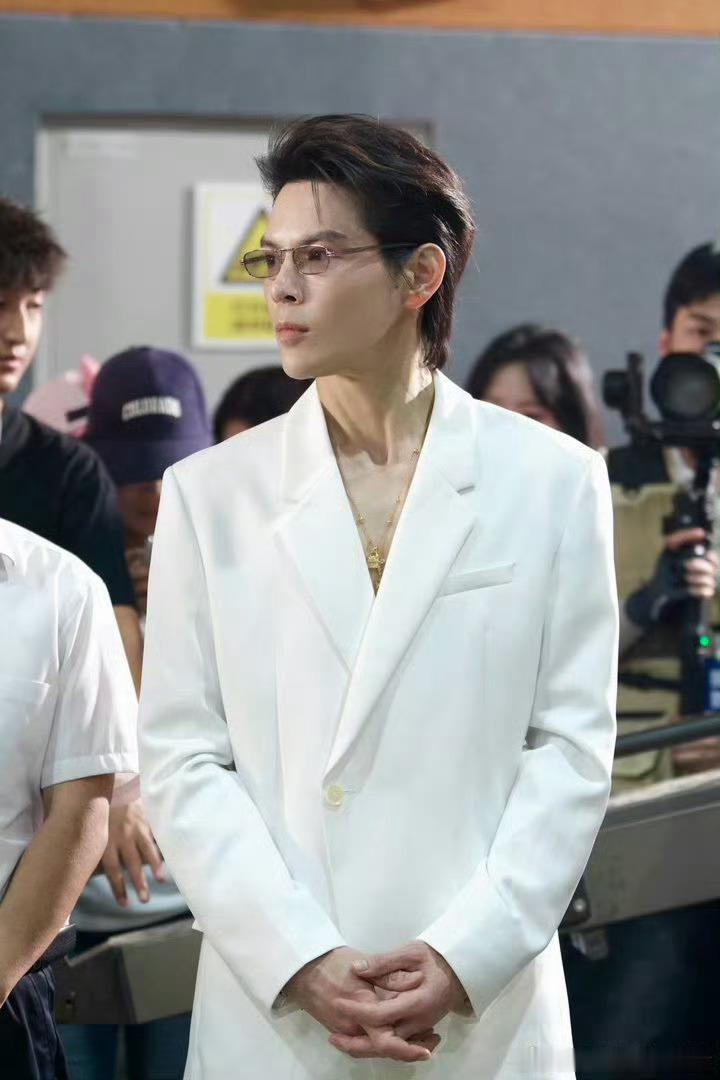 向佐否认改剧本演员是盛一伦 网传盛一伦私自修改剧本引发争议，向佐站出来公开辟谣，