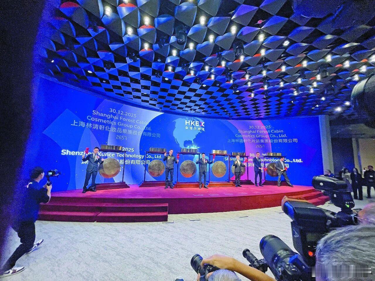 新股最前线【港交所的锣差一点又不够用了！】“港交所的锣差一点又不够用了！”昨日（