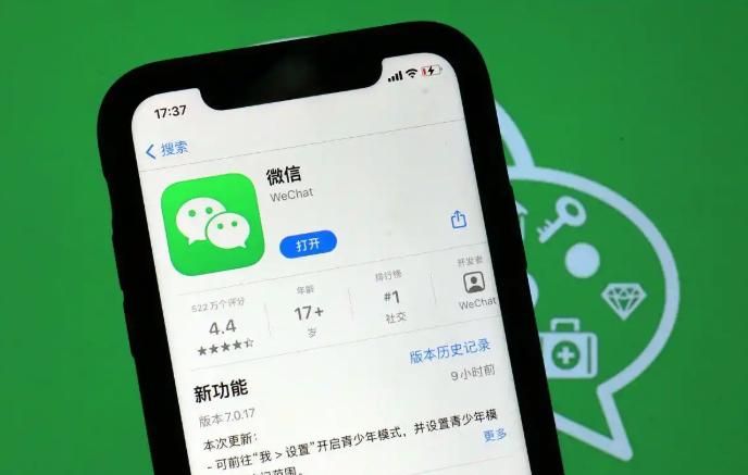 微信新出的“ClawBot”插件，把AI智能体（龙虾）直接接入了聊天框。

不再