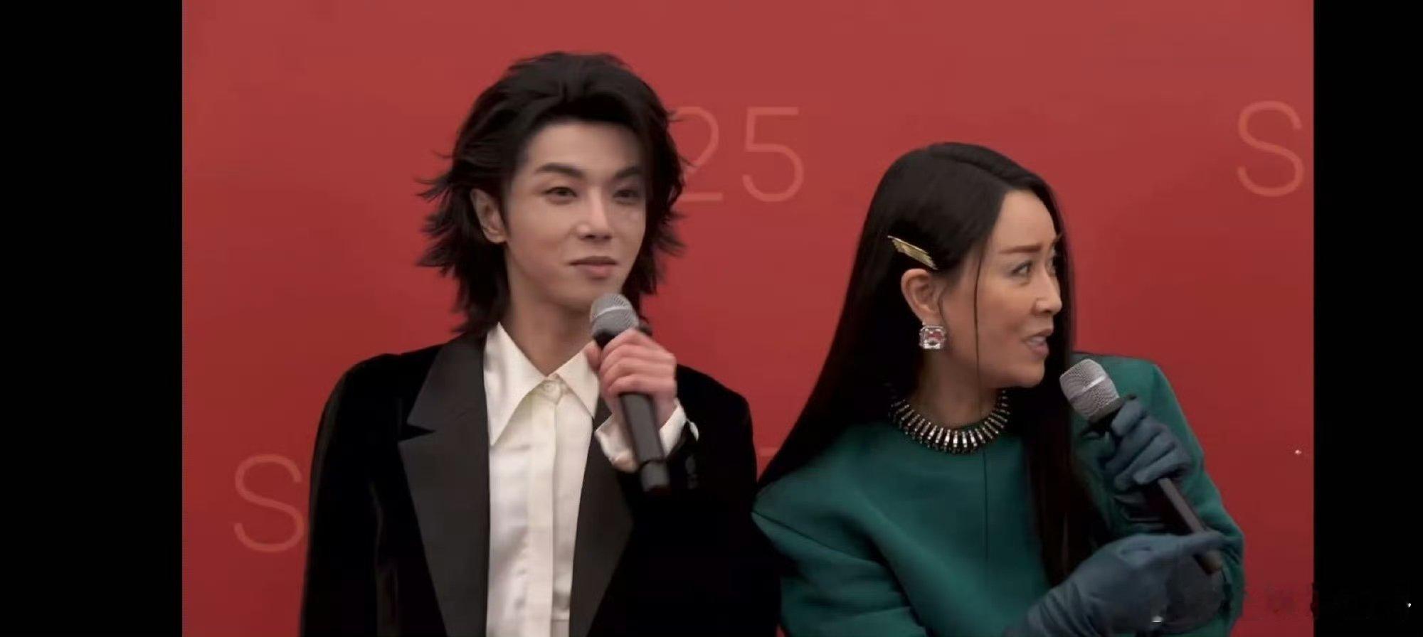 那英 腿精声鸣远扬直播声鸣远扬那英这腿也太绝了吧，细直长直接拉满，腿精称号实至名