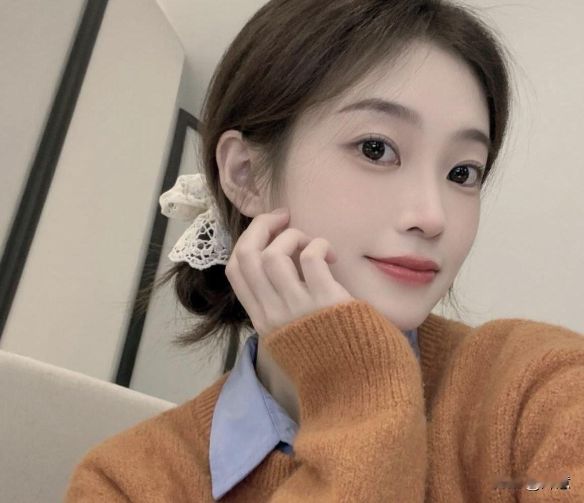 暖橘毛衣配蕾丝发圈，温柔笑意藏不住，治愈系女友上线，心动指数爆表！