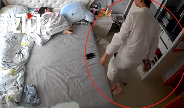 江苏苏州，女子把小孩哄了睡着之后，独自外出，当时没有锁门。有个陌生男子则趁机闯空
