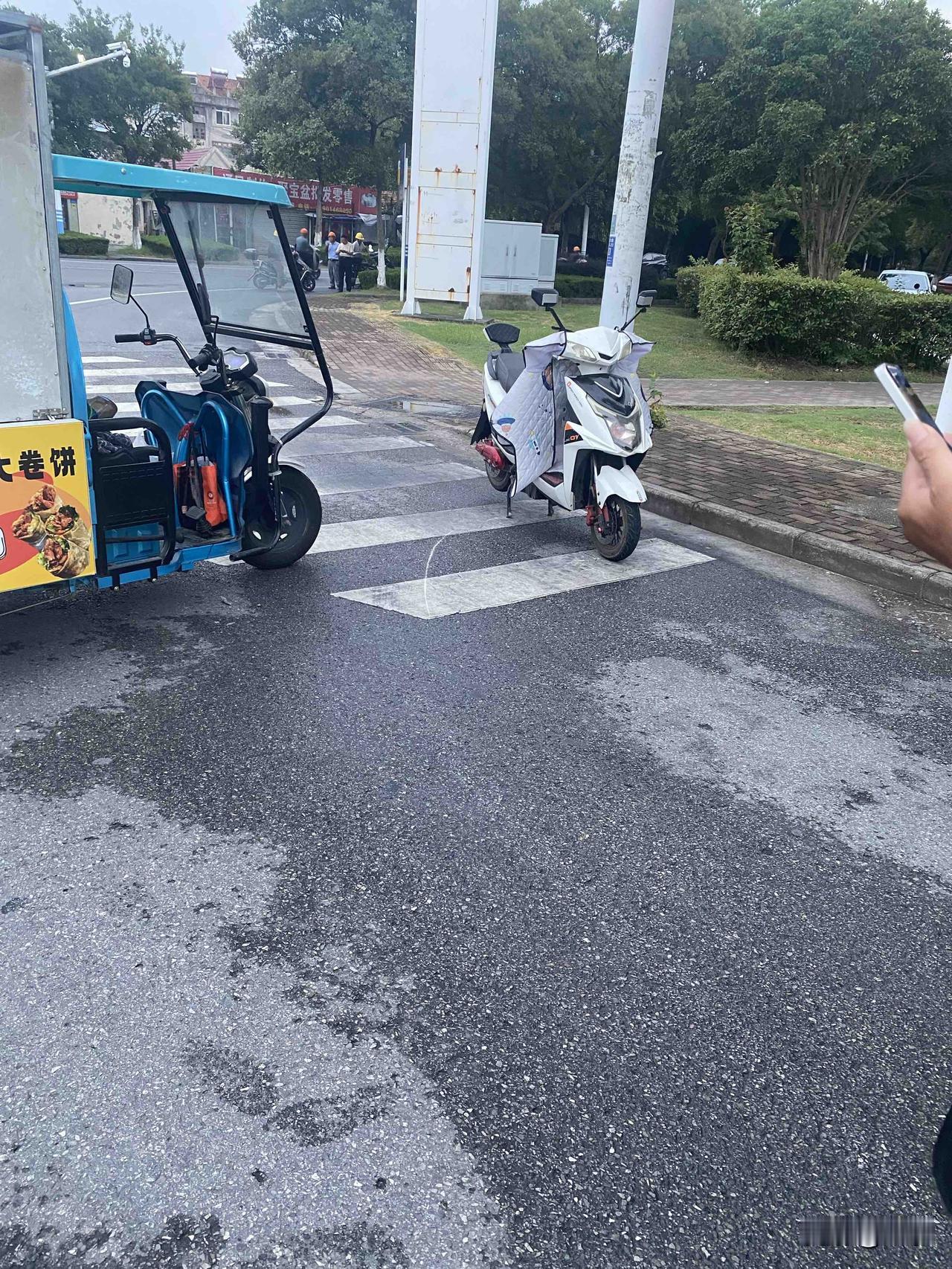 被一个老头讹上了，我骑的三轮车，他骑得电动车，我准备掉头，他忽然从路边飞快的骑过