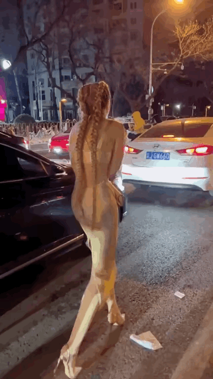 图一：现在的小姐姐真是要风度不要温度，宁愿冻着也不愿意多穿点衣服啊？
图二：思路