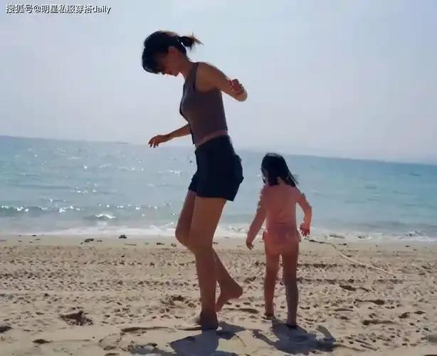 演员卢靖姗首次大方晒出与韩庚的一双儿女，画面温馨至极。三人在海边度假，海风轻拂，